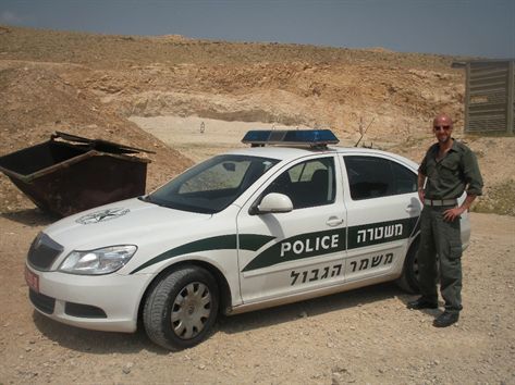 <b>עצור! משטרת האופנה לפניך. כהן במדים (צילום: וואלה! מזל טוב)</b>
