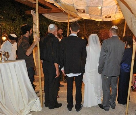 <b>לעמוד הכי קרוב לזוג המאושר (צילום: יעל שחר)</b>