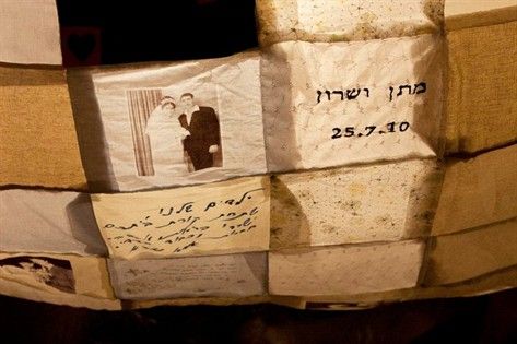 <b>כל אחד הקדיש טלאי לבניית הבית המשותף (צילום: יעל שחר)</b>