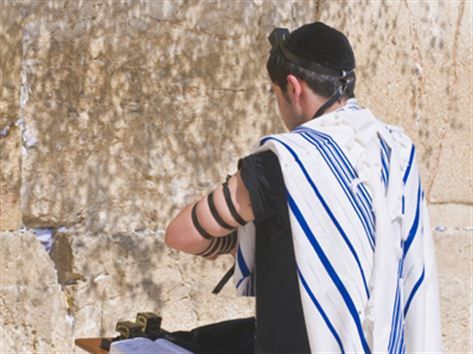 <b>לא מסובך כמו שזה נראה. הנחת תפילין (צילום:shutterstock)</b>