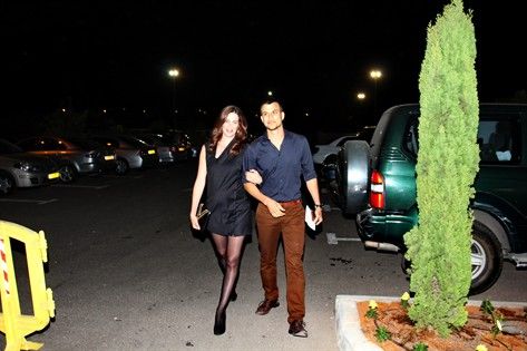 איפה עופר שכטר? אסי עזר ויעל גולדמן (צילום: people photography)