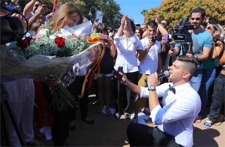 הפסקה פעילה: הצעת נישואים המונית בקמפוס 1